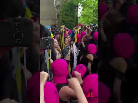 Biennale di Venezia, la protesta di PussyRiot e Femen: “Il sangue è l’arte della Russia”