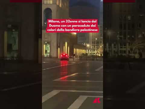 Milano, un 32enne si lancia dal Duomo con un paracadute dai colori della bandiera palestinese