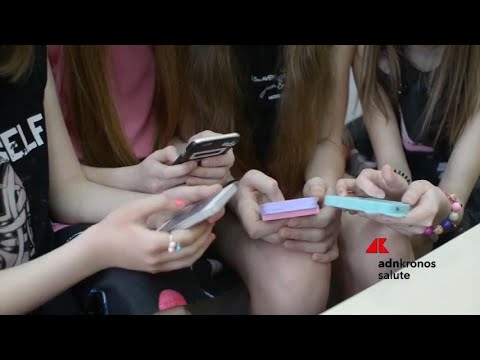 Salute: Bambini digitali, l’allarme dei pediatri sui rischi dell’esposizione precoce